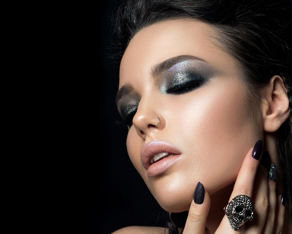 Imagen de una chica con un maquillaje de noche.