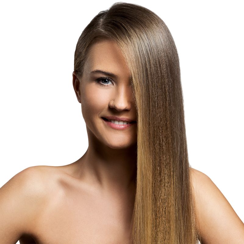 Chica con el pelo por delante de la cara después de hacer un alisado orgánico.