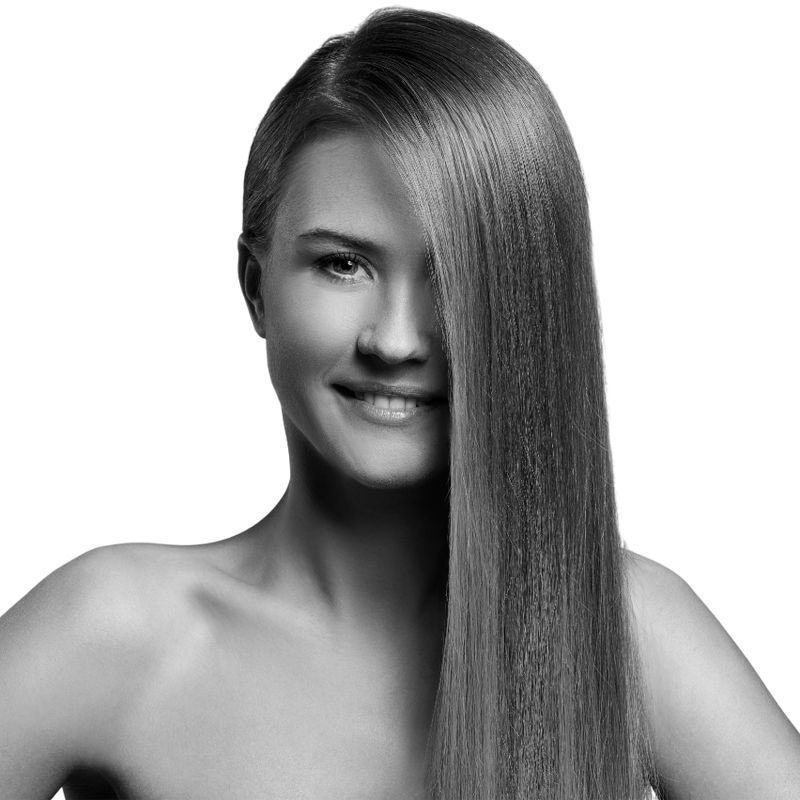Imagen en blanco y negro de una chica con el pelo liso.