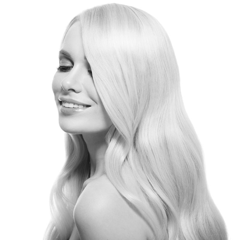 Retrato en blanco y negro de una chica con el pelo largo y rubio.