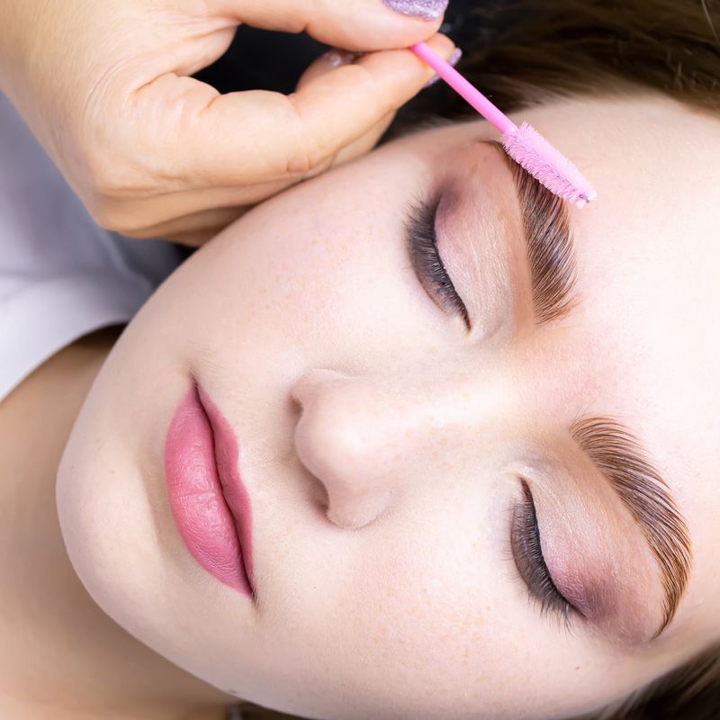 Esteticista realizando diseño de cejas.