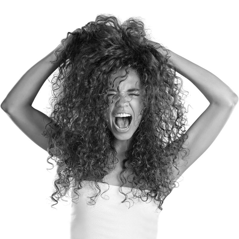 Retrato en blanco y negro de una chica con el pelo rizado.