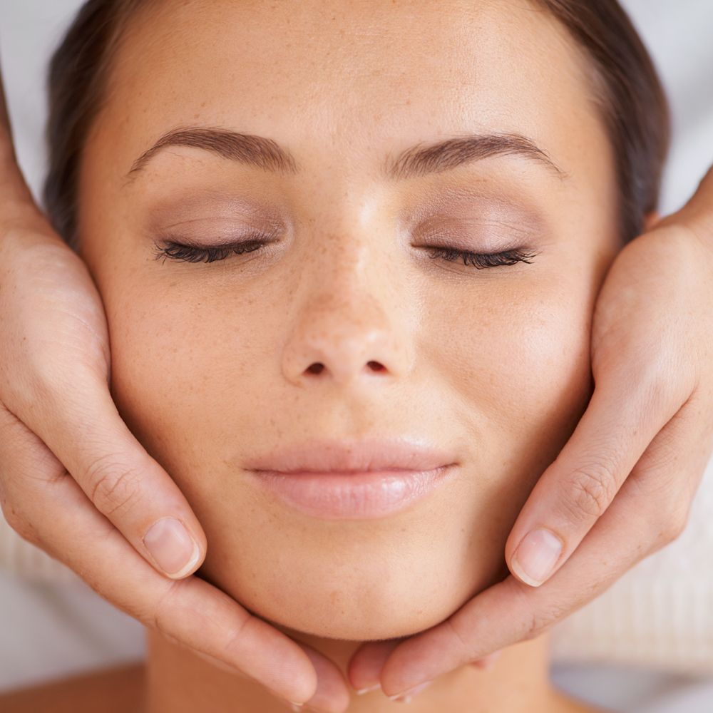 Una chica recibiendo un tratamiento de estética en Leyna.