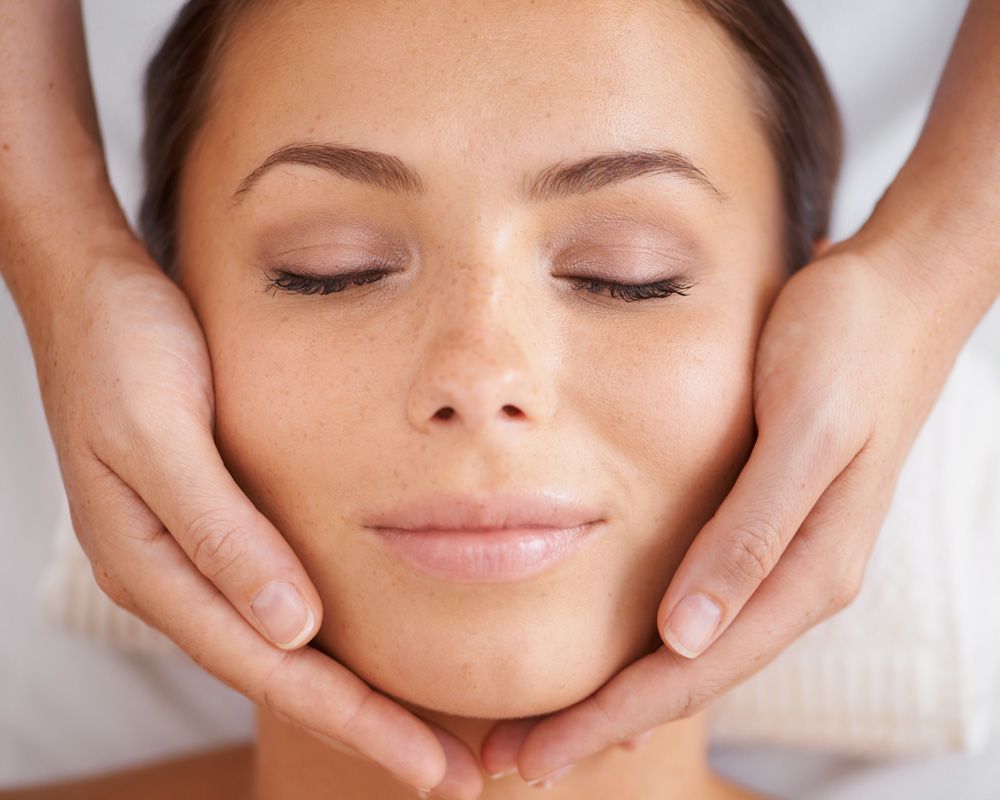 Una chica recibiendo un tratamiento de estética en Leyna.